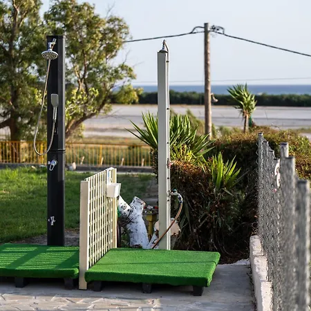 Lilian Just Steps From The Μηνιά