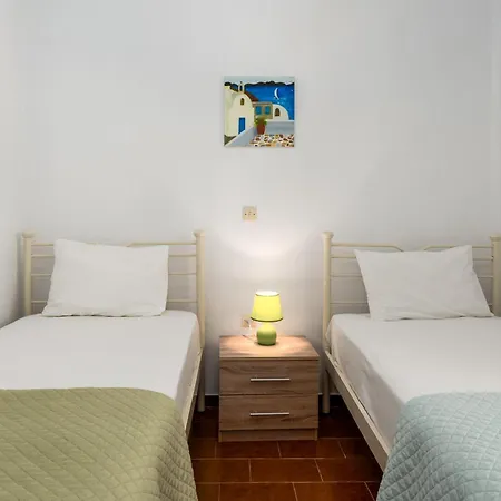 Lilian Just Steps From The * Μηνιά