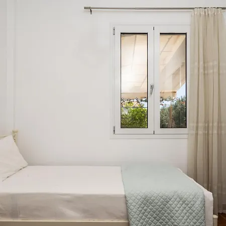 Lilian Just Steps From The * Μηνιά