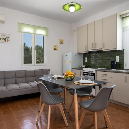 Lilian Just Steps From The Μηνιά